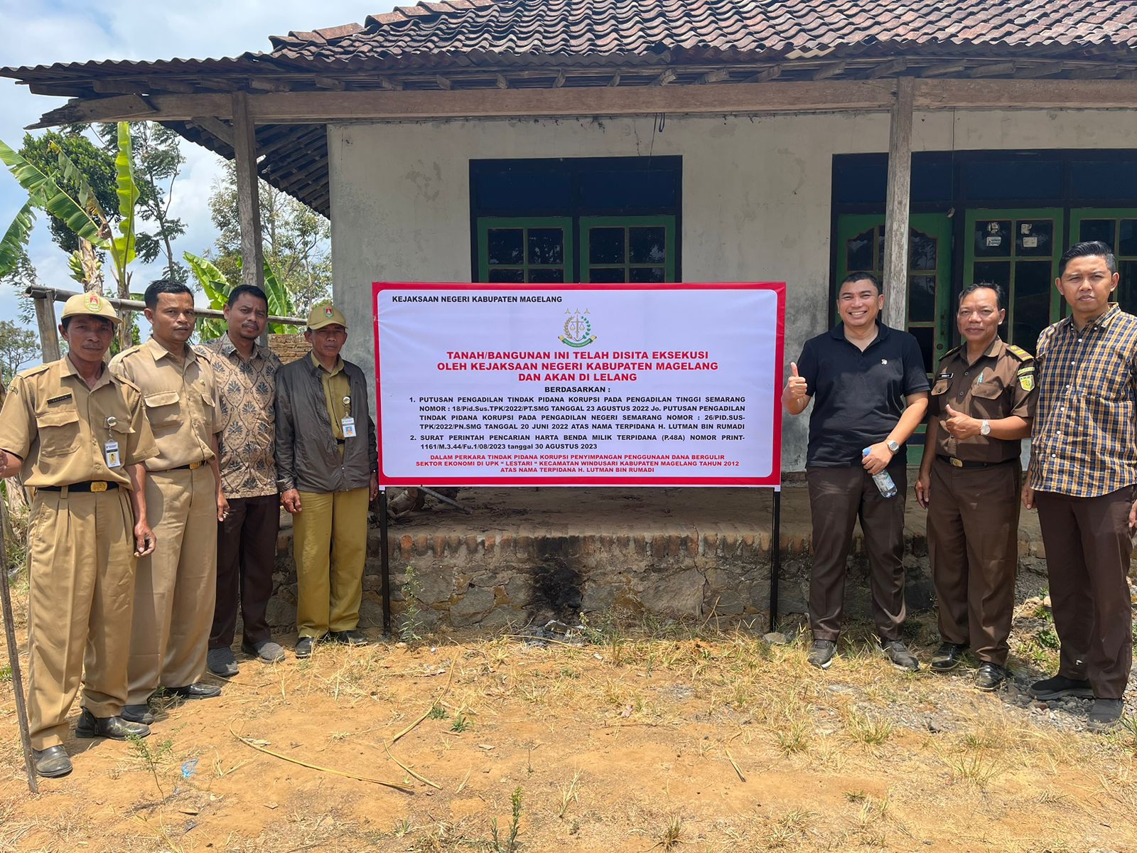 Tanah dan bangunan milik mantan Kades di Windusari, Kabupaten Magelang disita, kemarin.