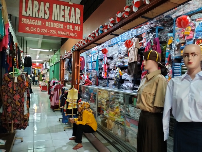 Akibat maraknya penjualan online lewat TikTok Shop, kondisi Pasar Rejowinangun menjadi sepi pembeli.