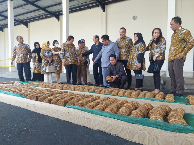 Ketua DPRD Kabupaten Temanggung Yunianto bersama Komisi C melakukan kunjungan lapangan di gudang perwakilan PT Gudang Garam dan Djarum, Senin (25/9/2023).