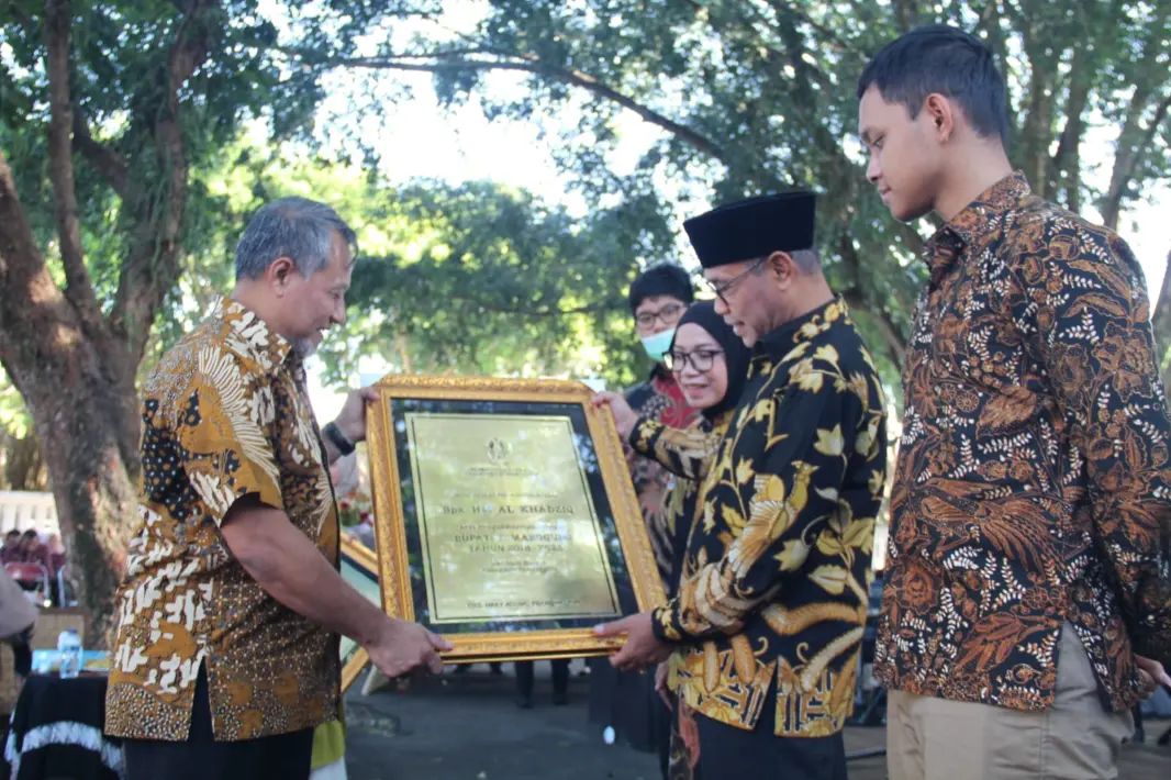 Bupati Temanggung Muhammad Al Khadziq menerima cendera mata dari Sekda Hary Agung Prabowo, Jumat (22/9/2023) dalam acara mirunggan di halaman Pendopo Pengayoman.