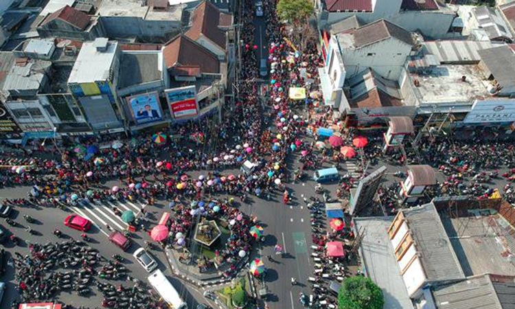 Masyarakat Kota Magelang dan sekitarnya melihat karnaval yang digelar Minggu (24/9/2023). Start dari perempatan CPM dan finis di tugu Adipura.