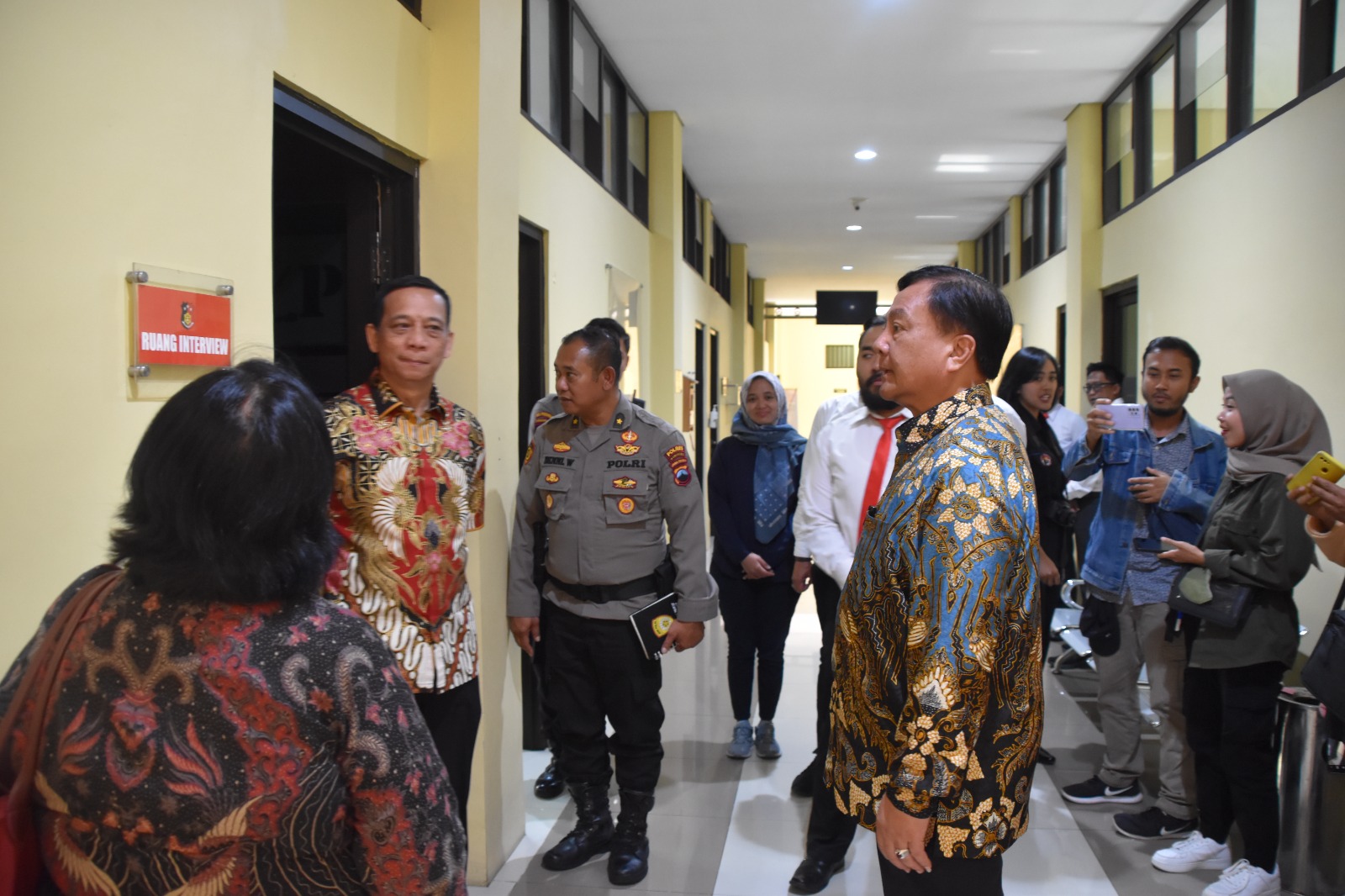 Kompolnas Irjen Beni Mamoto saat mengunjungi Polres Wonosobo untuk meninjau ruang Investigasi Interviewing, Selasa (26/9/2023).