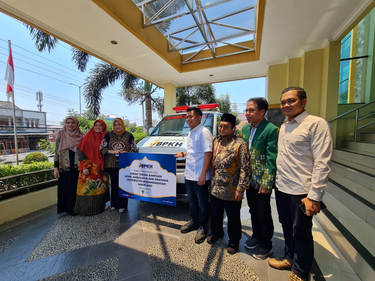 Anggota Bidang Kesekretariatan Badan dan Kemaslahatan BPKH Sulistyowati menyerahkan bantuan mobil ambulans kepada Rektor Unimma Lilik Andriyani, Jumat (29/9/2023).