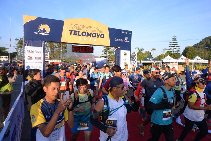 Para pelari antusias mengikuti Vertical Telomoyo 2023, Minggu (1/10/2023).