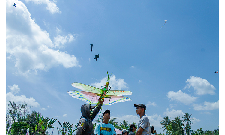 Peserta menaikkan layang-layang dalam ajang festival layang-layang yang diadakan SMK Muhammadiyah Bandongan, Minggu (1/10/2023).