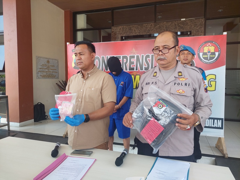 Kasatreskrim Polres Temanggung menunjukkan barang bukti pencurian uang yang dilakukan warga Ngadirejo.