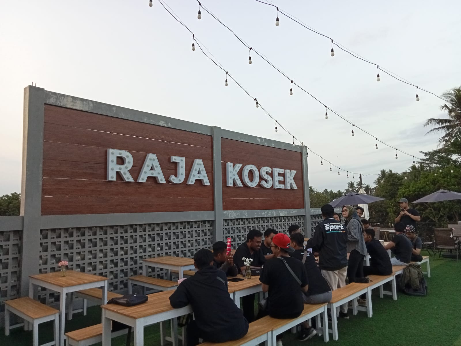 Rooftop di Raja Kosek Magelang bisa menjadi pilihan tempat untuk nongkrong.