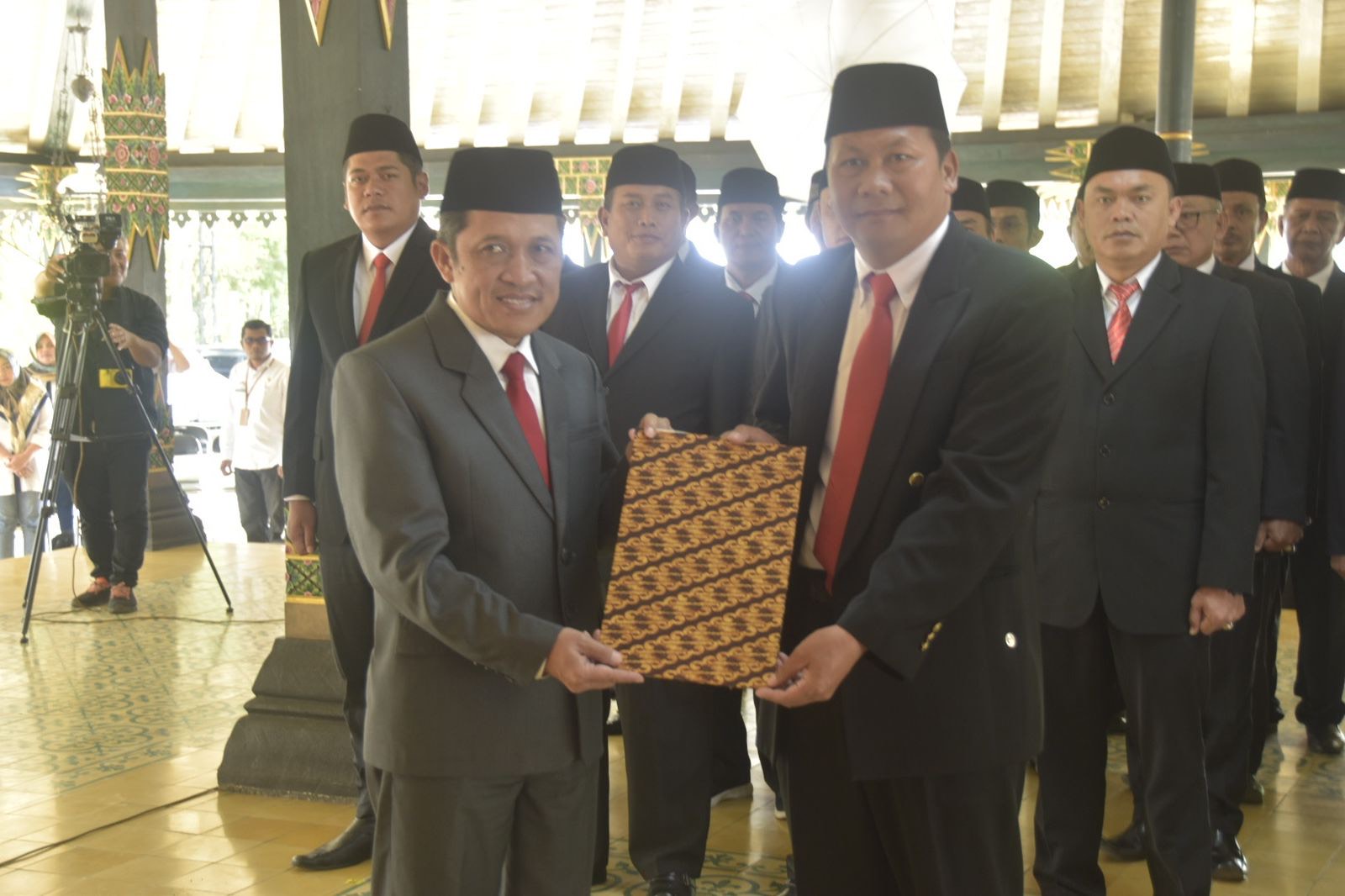 Bupati Wonosobo Afif Nurhidayat bersama Ketua PKKW Umar Yadi usai pelantikan, Rabu (4/10/2023).
