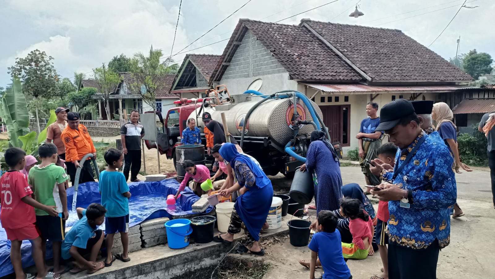 Polres Wonosobo menyalurkan 40 ribu liter air bersih untuk Desa Kayugiyang, Garung dan Tempurejo, Kalibawang.