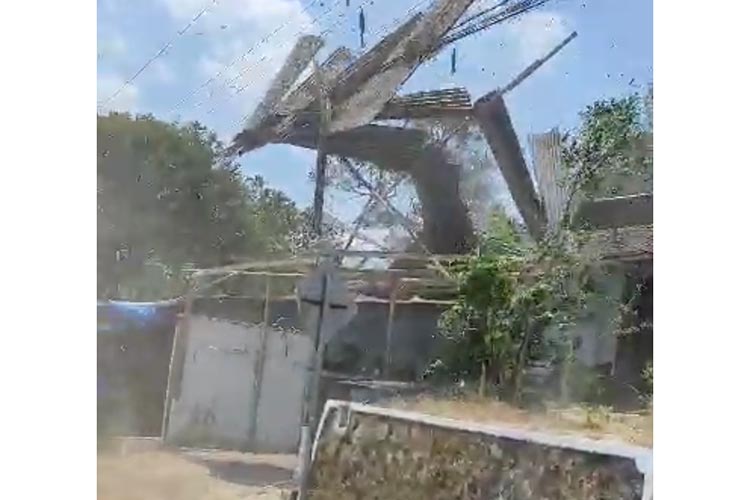 Angin puting beliung menerbangkan atap rumah warga, Kamis (5/10/2023) siang.