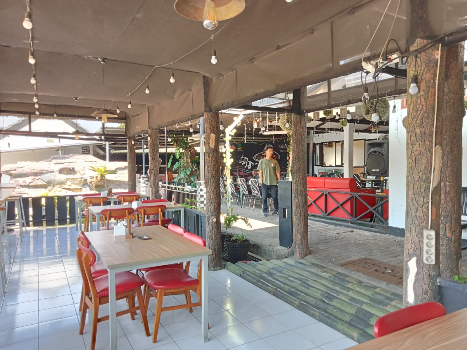 Kafe Kartini mempekerjakan para disabilitas agar termotivasi dan percaya diri.