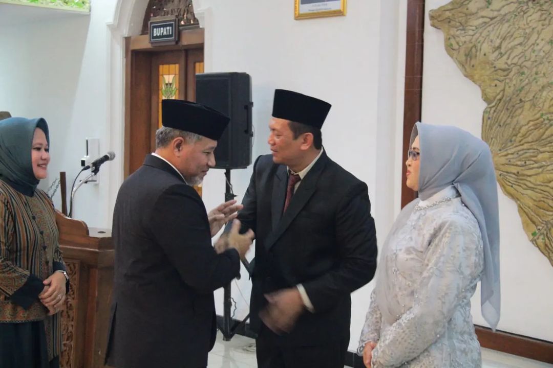 Pj Bupati Temanggung Hary Agung Prabowo mengucapkan selamat pada Agus Sujarwo yang dilantik menjadi Pj sekda, Jumat (6/10/2023) di Pendopo Jenar.