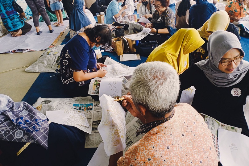 Puluhan orang antusias mengikuti acara Nyanting Batik yang diselenggarakan di Caf&eacute; Terasatas, Sabtu (7/10/2023).