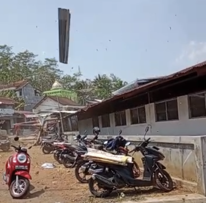 Angin puting beliung membuat seng Pasar Desa Kaloran terlepas dan terbang beberapa meter, Minggu (8/10/2023).