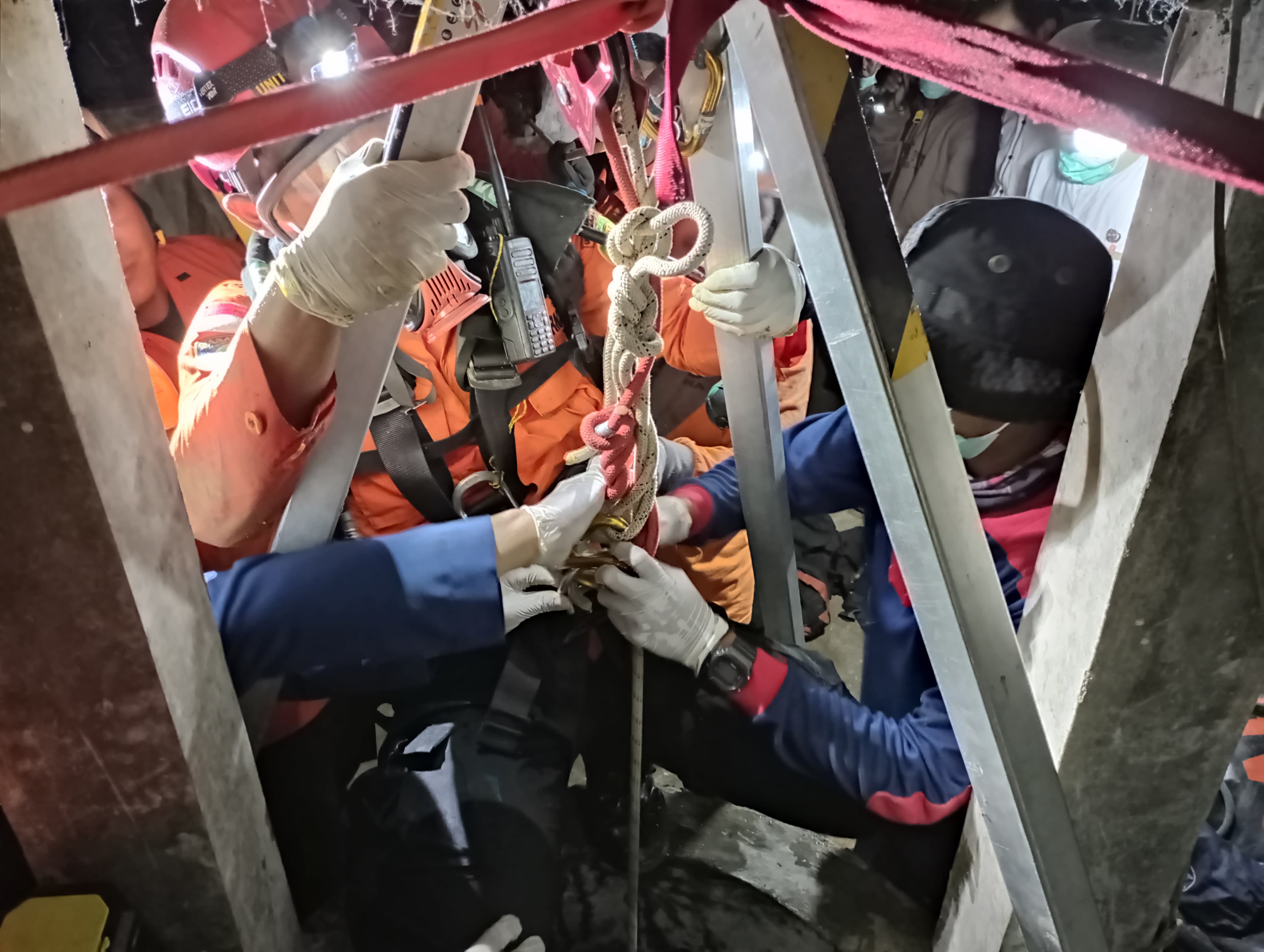 Tim melakukan evakuasi terhadap jenasah Sugiarto yang tewas tercebur sumur di Desa Plunjaran, Wadaslintang Kabupaten Wonosobo, Senin (9/10/2023) sore.