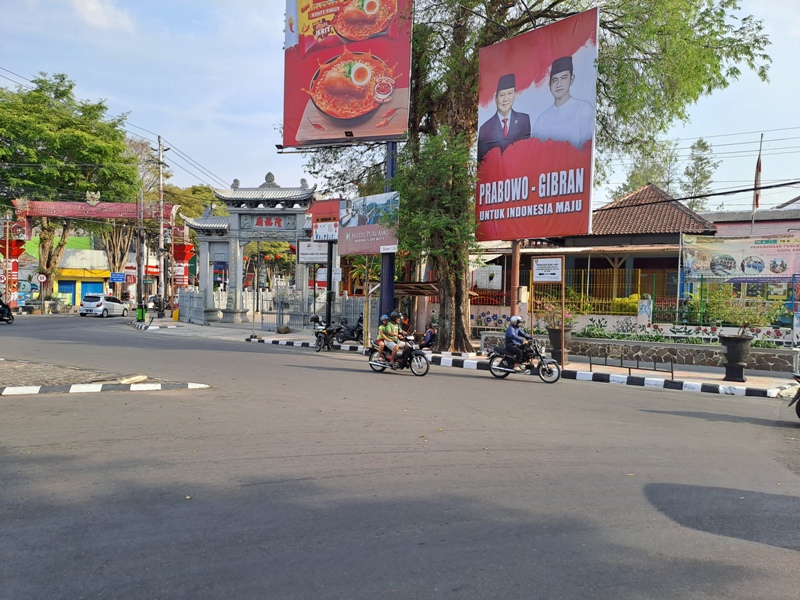 Baliho Prabowo-Gibran terpampang jelas di Kota Magelang.