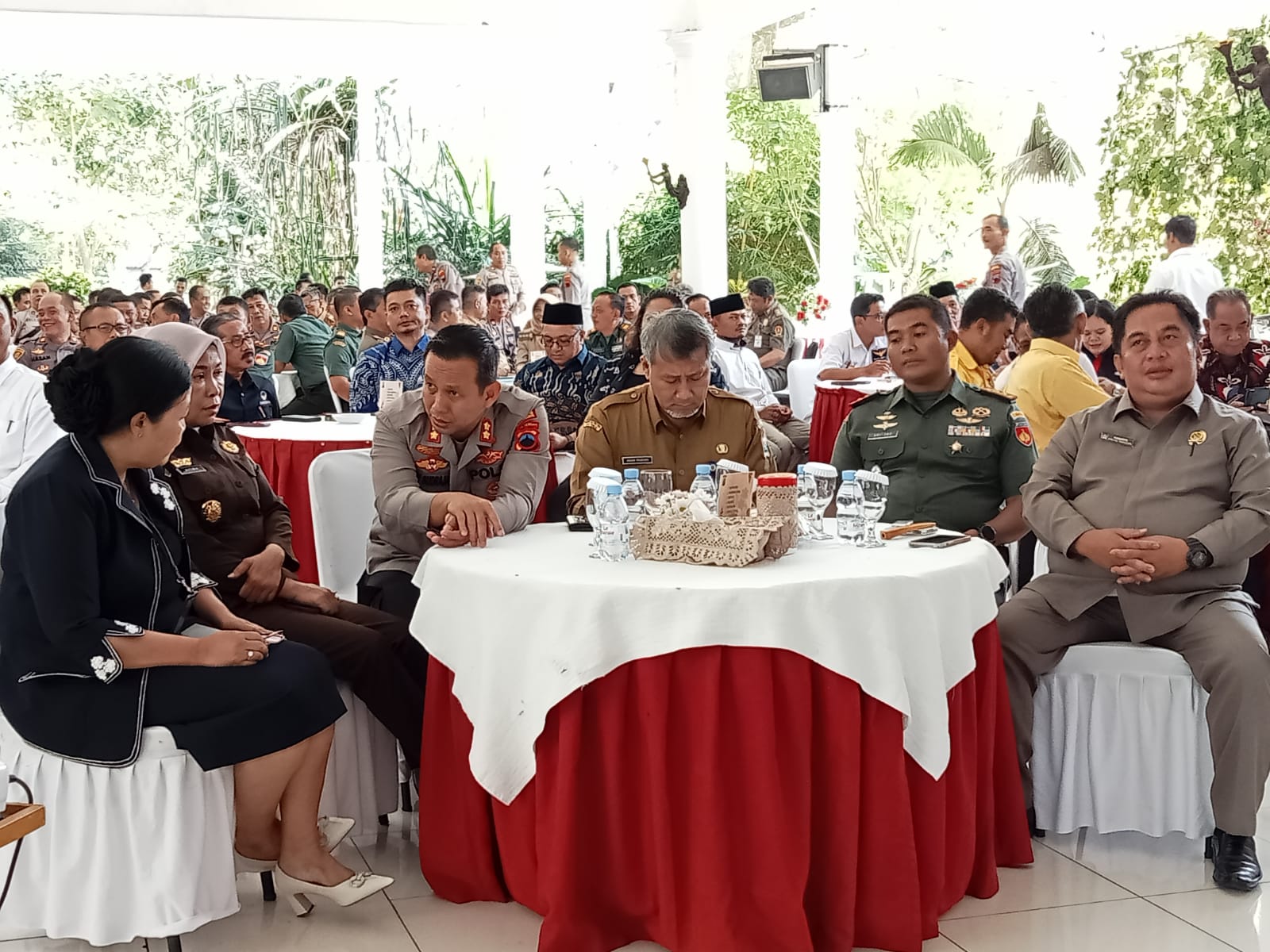Para pimpinan Forkompimda Kabupaten Temanggung dalam rapat koordinasi lintas sektoral tahapan pemilu 2023-2024 di Omah Kebon, Senin (9/10/2023).