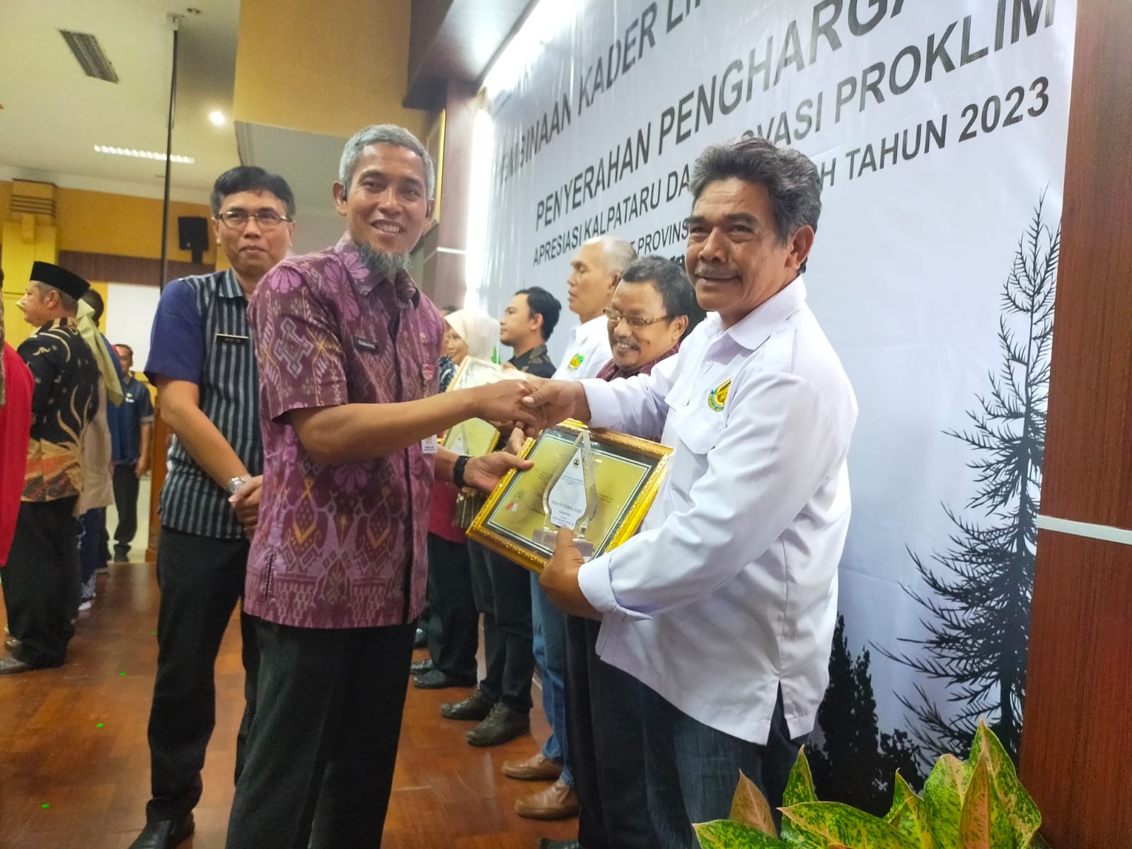 Sekda Provinsi Jawa Tengah Sumarno menyerahkan penghargaan kalpataru dan proklim di kantor DLHK Jateng, Selasa (10/10/2023).