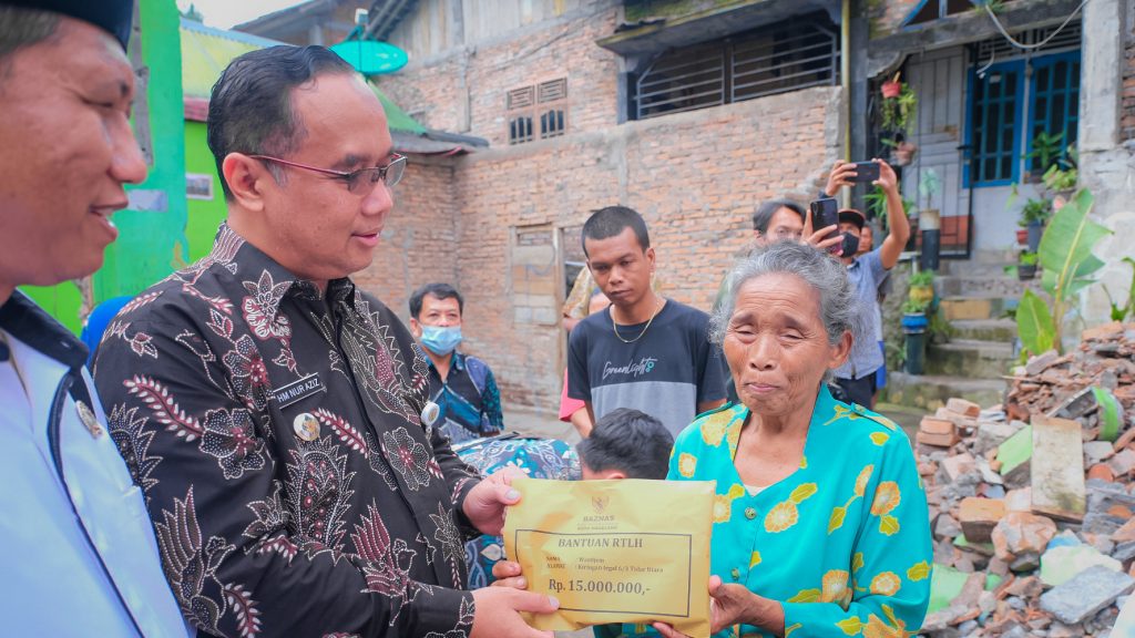 Wali Kota Magelang dr Muchamad Nur Aziz memberikan bantuan kepada warga