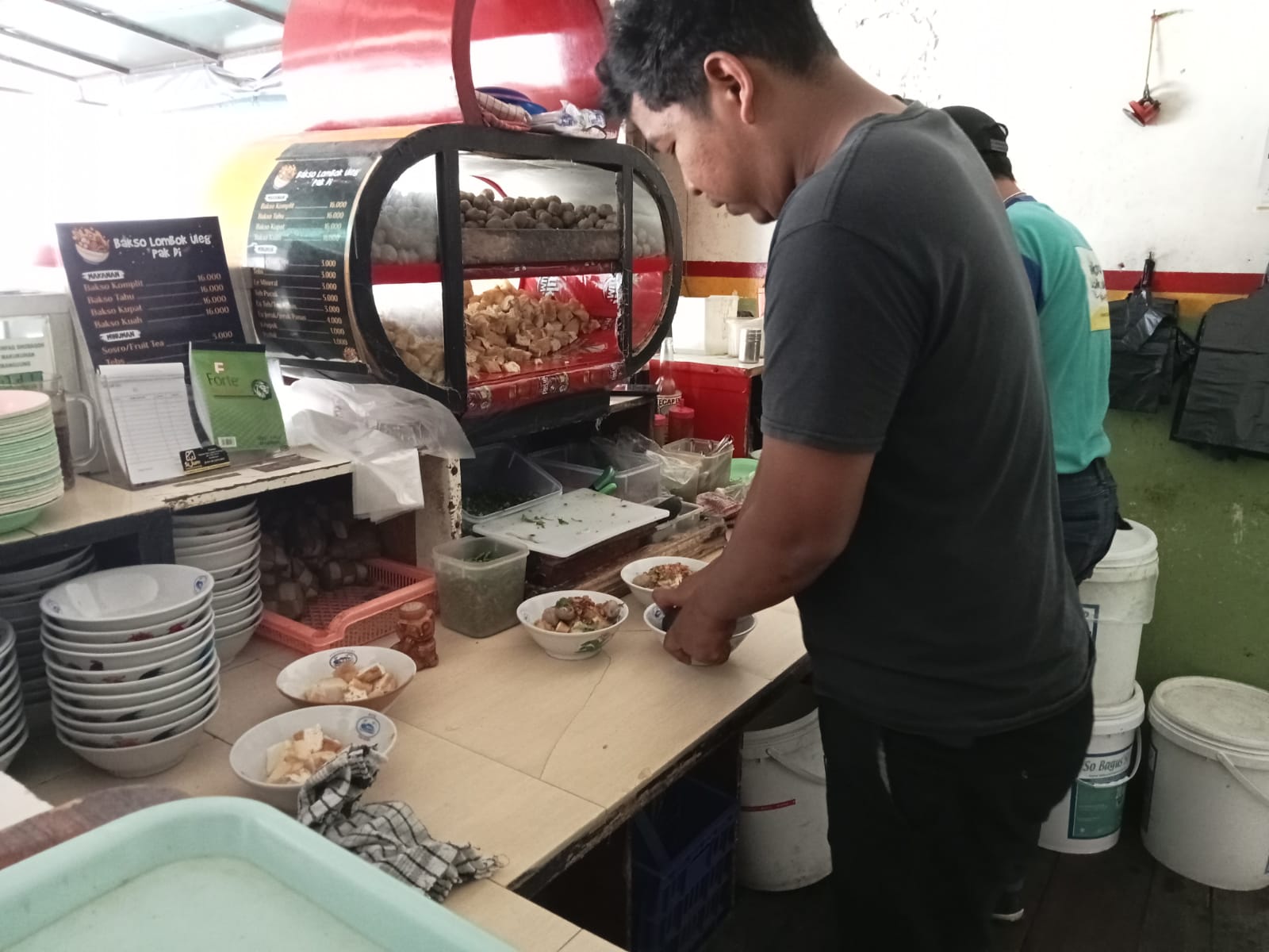 Pegawai tengah meracik pesanan pembeli.