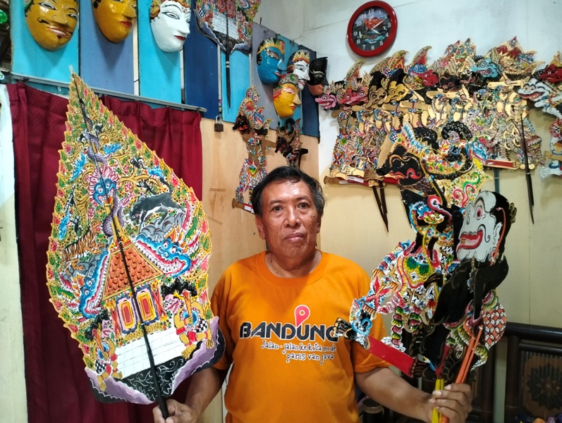 Sugeng Prayitno dengan wayang karton kreasinya