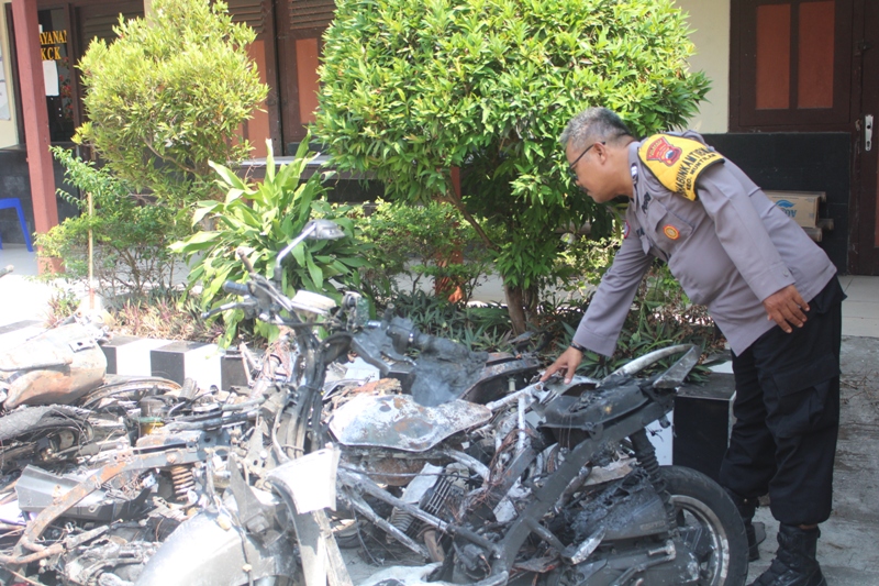 Sejumlah motor yang hangus terbakar sudah diamankan di Polsek Muntilan, Kabupaten Magelang, Senin (16/10/2023).