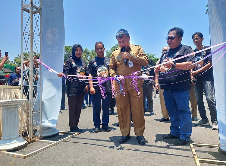 Pembukaan pameran bonsai dan bursa di halaman GOR Bambu Runcing, Kowangan, Temanggung, Senin (16/10/2023).