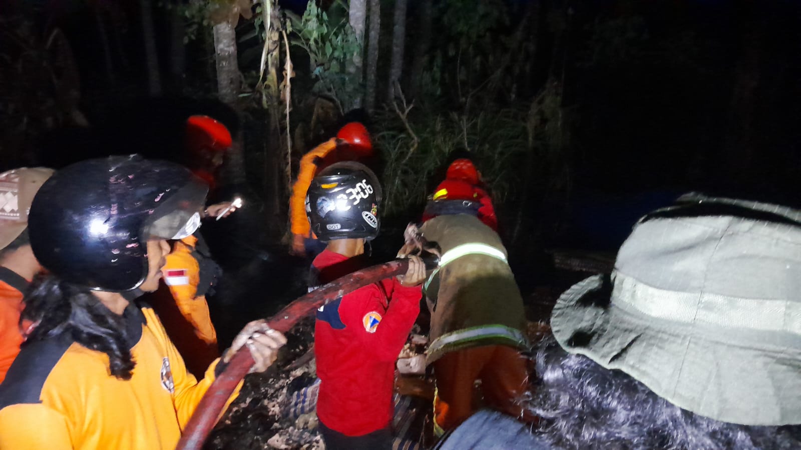 Petugas Damkar saat menjinakkan api yang membakar rumah warga Dusun Pagedangan, Selomerto, Wonosobo.