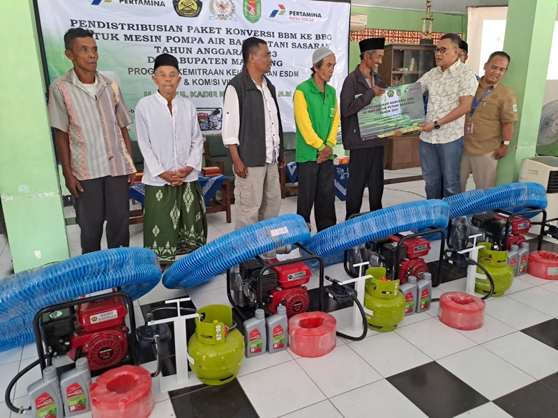 Anggota Komisi VII DPR RI Abdul Kadir Karding menyerahkan mesin pompa air konversi BBM ke BBG kepada petani di aula UPT Balai Benih Dinas Pertanian dan Pangan Kabupaten Magelang, Selasa (17/10/2023).