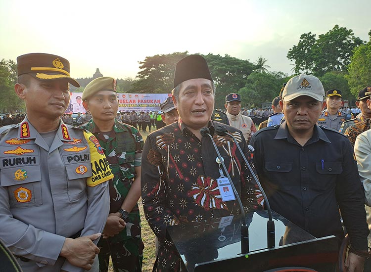 Bupati Magelang Zaenal Arifin bersama Kapolresta Magelang saat memberikan keterangan kepada wartawan usai Apel Gelar Pasukan Operasi Mantap Brata Candi 2023-2024 di Lapangan Taman Lumbini Komplek TWCB