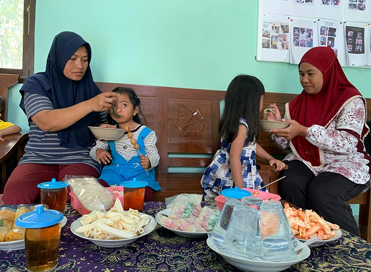 Pemberian makanan tambahan (PMT) kepada balita dengan masalah gizi di Desa Tegalrejo, Kecamatan Bulu, Kabupaten Temanggung.