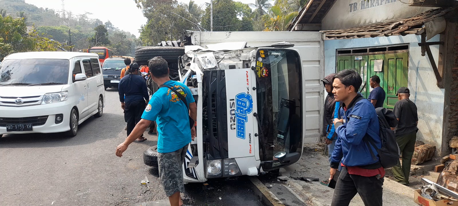 Truk sarat muatan terguling usai gagal menghindari mobil di Jalan Salaman-Purworejo, di Krajan, Krasak, Salaman, Kabupaten Magelang Jumat (20/10) siang.