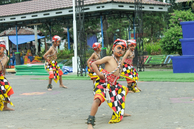 Penampilan siswa di ajang Pentas Seni Pelajar di halaman TKL Ecopark Magelang, Sabtu (21/10/2023).
