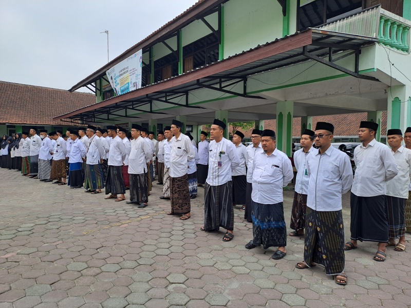 Upacara Hari Santri 2023 di halaman Kantor Kemenag Kabupaten Magelang, Minggu (22/10/2023).