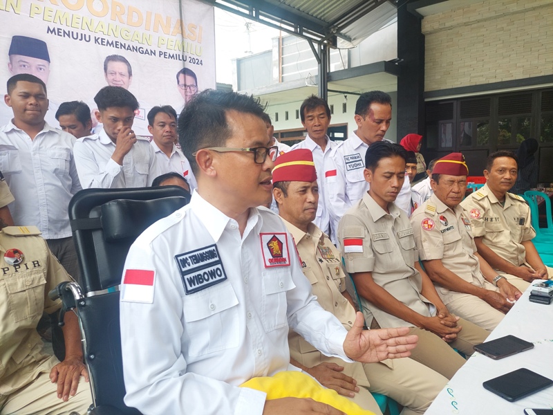Jajaran DPC Gerindra Kabupaten Temanggung nonton bareng di halaman rumah Ketua DPC Partai Gerindra Heri Ibnu Wibowo dalam pendaftaran calon presiden dan wakil presiden di KPU RI, Rabu (25/10).