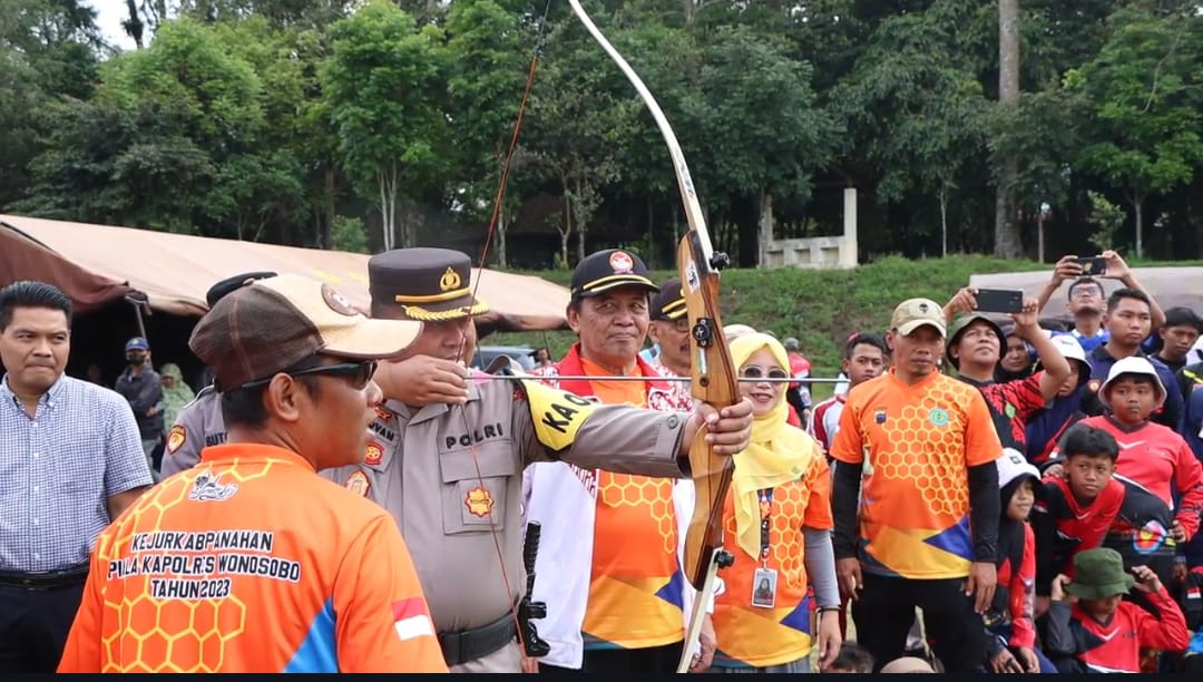 Kapolres Wonosobo AKBP Eko Novan Prasetyo Puspito menjajal panahan di ajang Kejuraan Panahan 2023 di Taman Rekreasi Kalianget, Kamis (26/10/2023).
