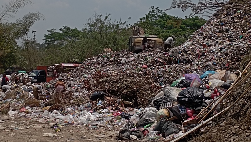 Tumpukan sampah di TPSA Banyuurip Magelang.