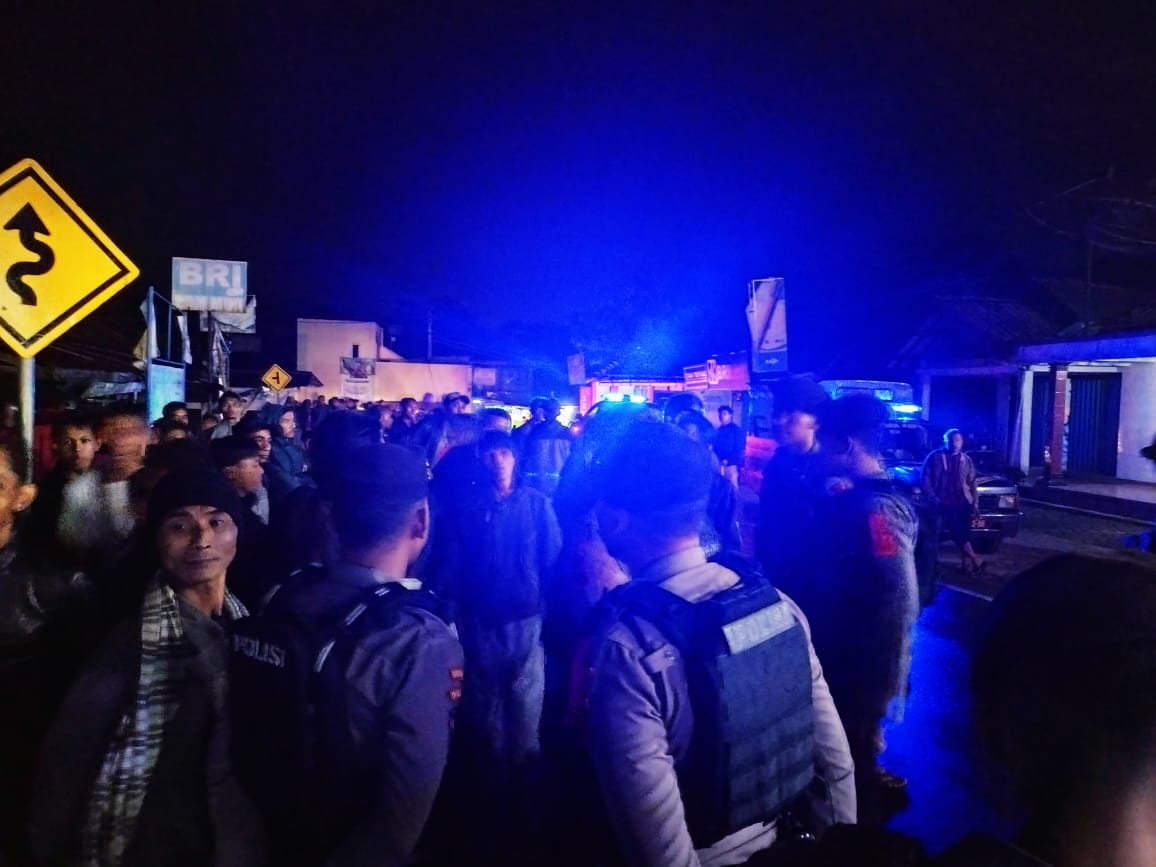Polisi meredam bentrok warga di acara dangdutan di area pasar Randusari Kepil Wonosobo Sabtu malam (28/10/2023).