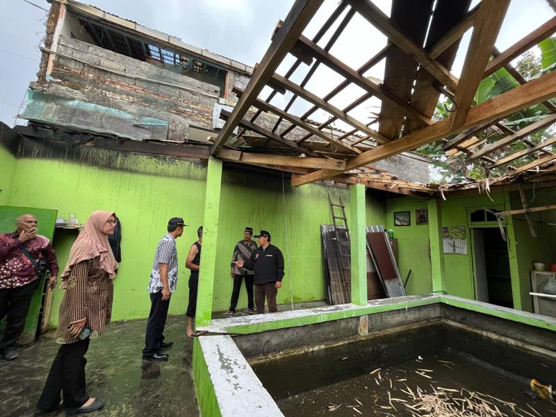 Wakil Bupati Muhammad Albar meninjau lokasi korban kebakaran di Desa Wonosari, Kecamatan Wonosobo, Selasa (31/10/2023).