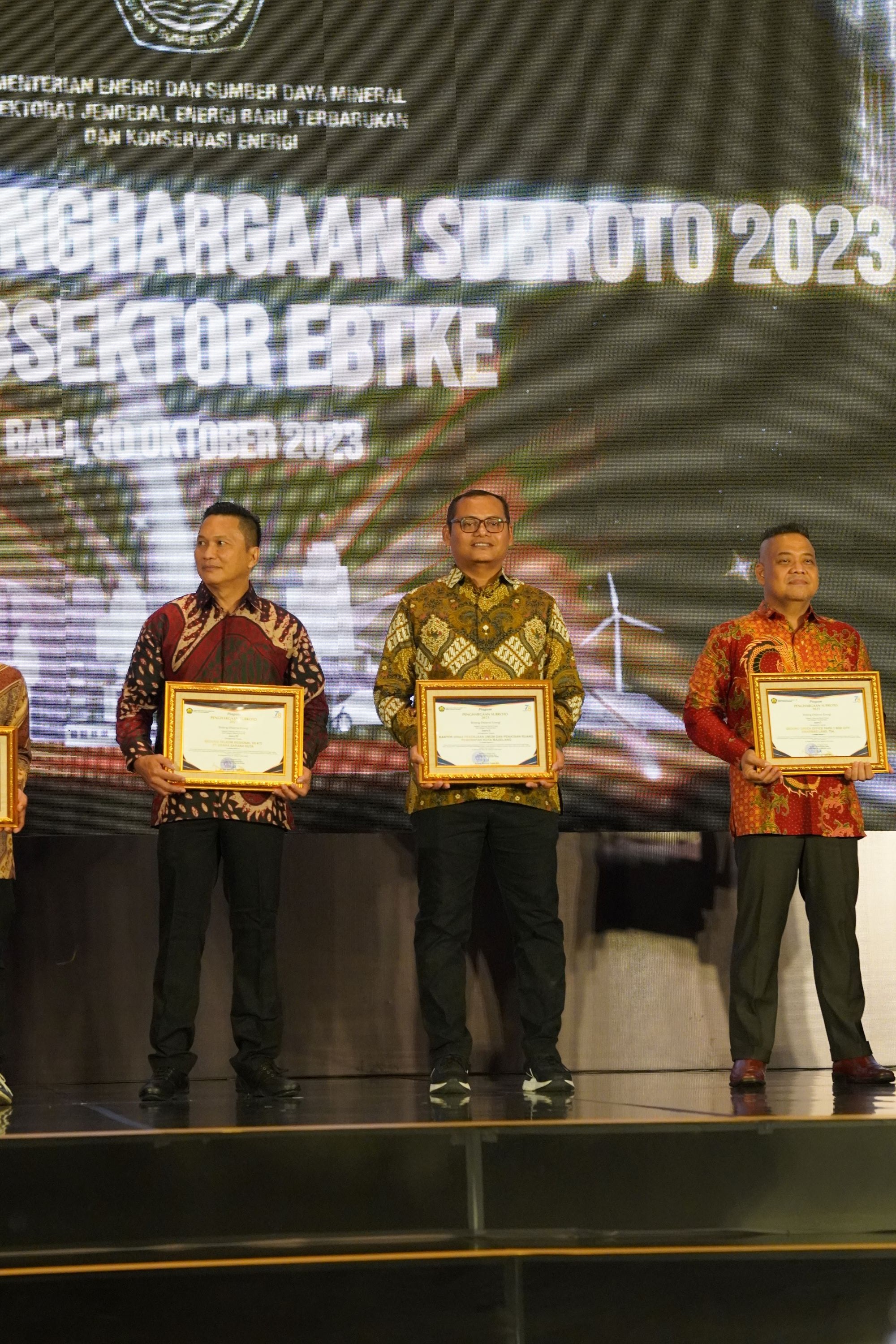 Kepala DPUPR Kota Magelang Muhamad Syafrudin Kurniawan menerima Penghargaan Subroto Bidang Energi Tahun 2023 di Nusa Dua Bali, Senin (30/10). IST