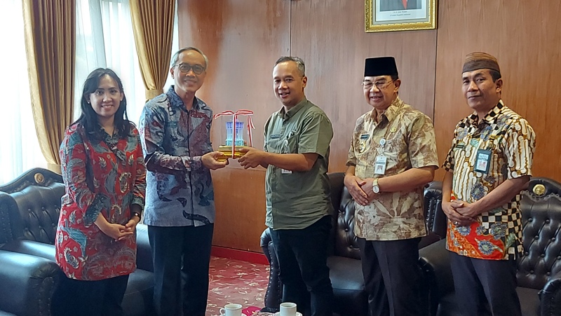 Wali Kota Magelang dr Muchamad Nur Aziz menyerahkan kenang-kenangan kepada Fungsional Diplomat Ahli Madya Kemenlu RI Bambang Suharto, Rabu (1/11/2023).