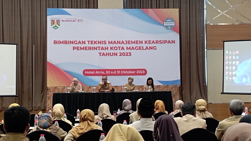 Dinas Perpustakaan dan Kearsipan (Disperpusip) Kota Magelang mengadakan bimbingan teknis manajemen kearsipan kepada sejumlah pegawai yang menangani arsip OPD, Senin (30/10/2023).