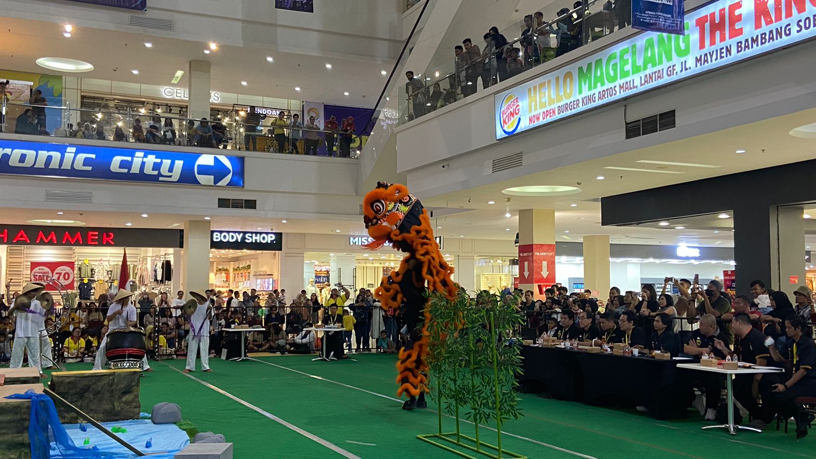 Cabang lomba barongsai dalam rangka Swayamvara Tripitaka Gatha (STG) XI di Atrium Artos Mall, Jumat (3/11/2023).