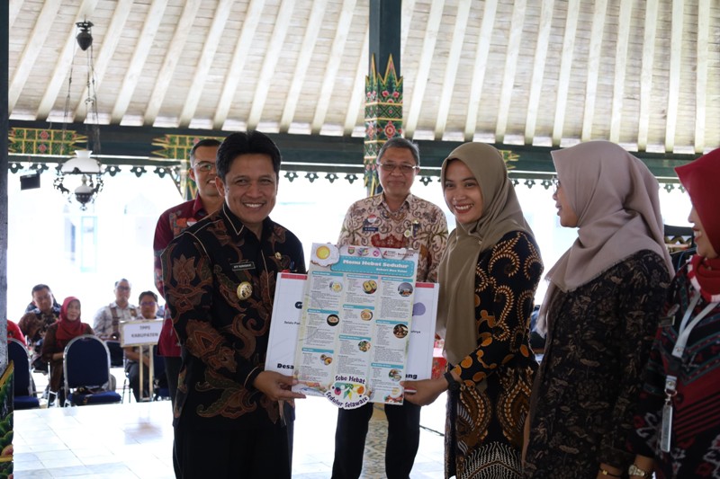 Bupati Afif Nurhidayat dalam rembug stunting jilid 2 yang mengundang bidan, kades dan kepala puskemas di Pendopo Selatan kemarin (2/11/2023).