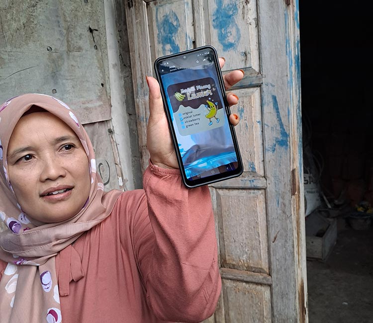 Pemilik rumah kontrakan Supriyati, 51, saat menunjukkan kemasan keripik pisang rasa coklat.