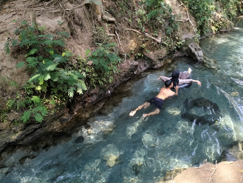 Wisatawan dapat bermain air sepuasnya di aliran air yang jernih.