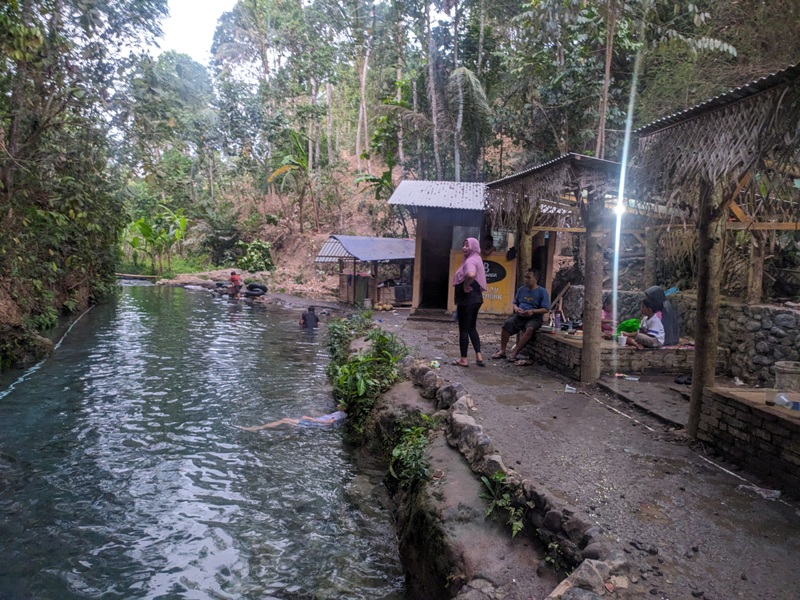 Aliran air yang jernih kebiruan menjadi daya tarik pengunjung.