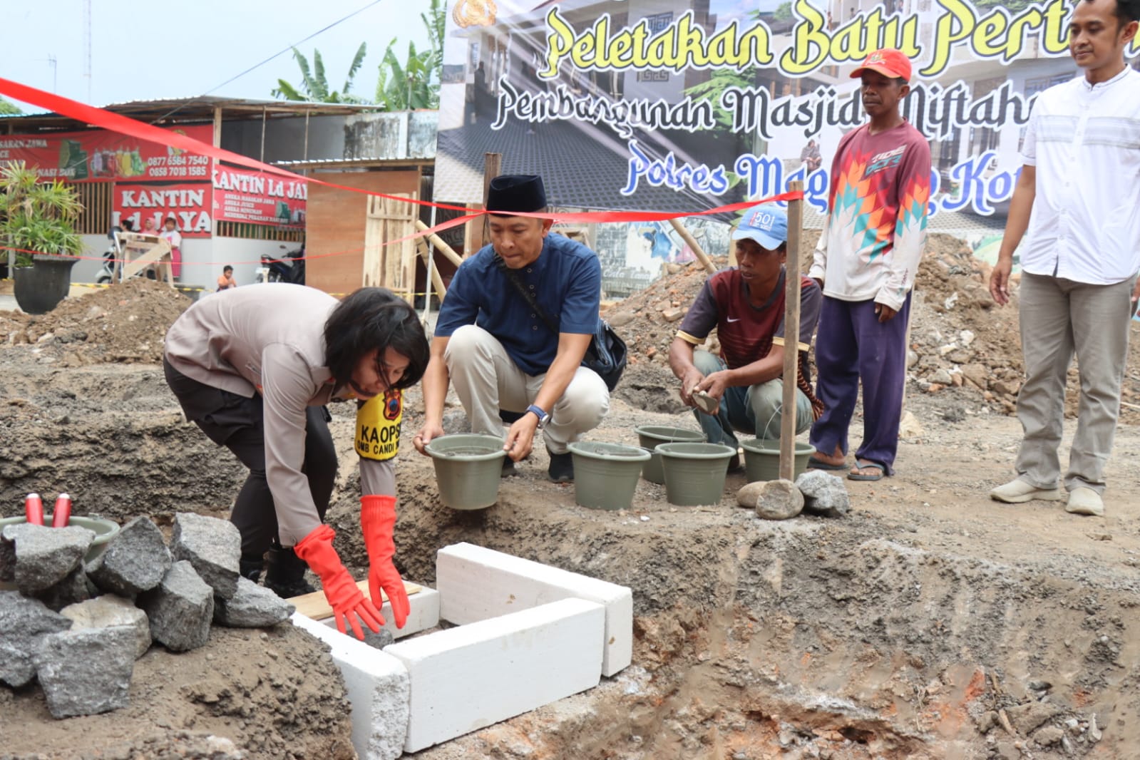 Peletakan batu pertama pembangunan Masjid Miftahurrahmah di lingkungan Mako Polres Magelang Kota, Jumat (3/11/2023) oleh Kapolres AKBP Yolanda Evalyn Sebayang.