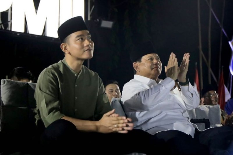 Prabowo-Gibran Jalan Politik Tengah, Potensi Raih Suara dari Berbagai Arah  Pasangan Prabowo Subianto-Gibran Rakabuming Raka disebut mampu menarik kekuatan baru ketika Pilpres 2024 masuk ke putaran 2