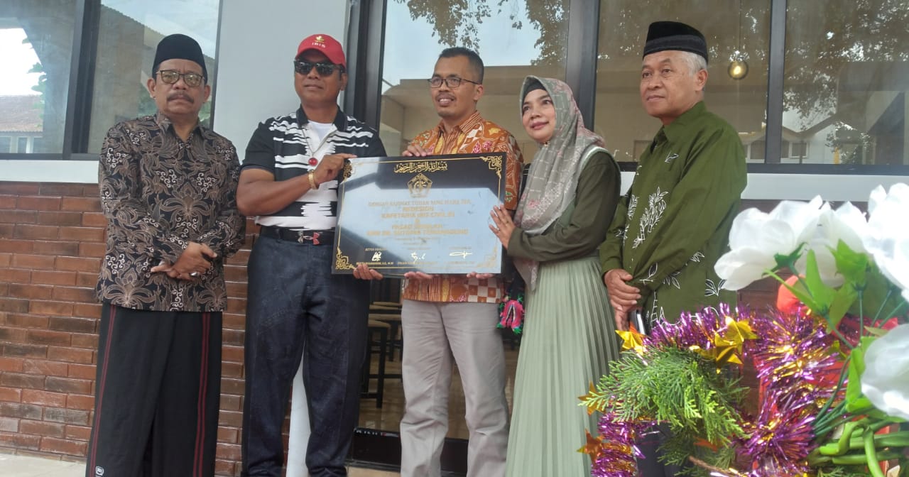 Alumni tahun 1981 SMK Dr Sutomo Temanggung menggelar bakti sosial di sekolah tersebut, Minggu (5/11/2023) pagi.